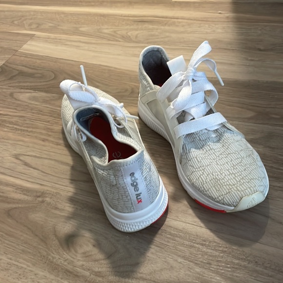 White adidas shoes size 7 - Picture 3 of 3